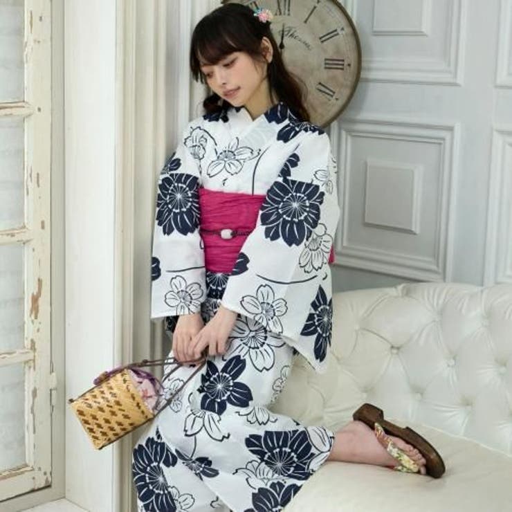 白地にモノクロームの花々が力強く大胆に配置された浴衣3点セット(YUKATA) 白地にモノクロームの花々が力強く大胆に配置された浴衣3点セット