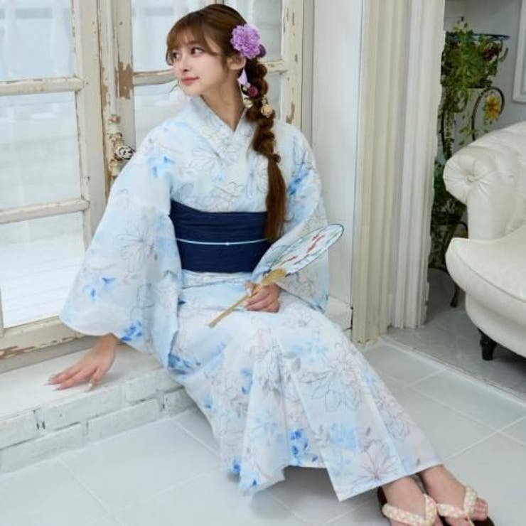 白地に淡いブルーの線描と水彩調の花々が舞う浴衣3点セット