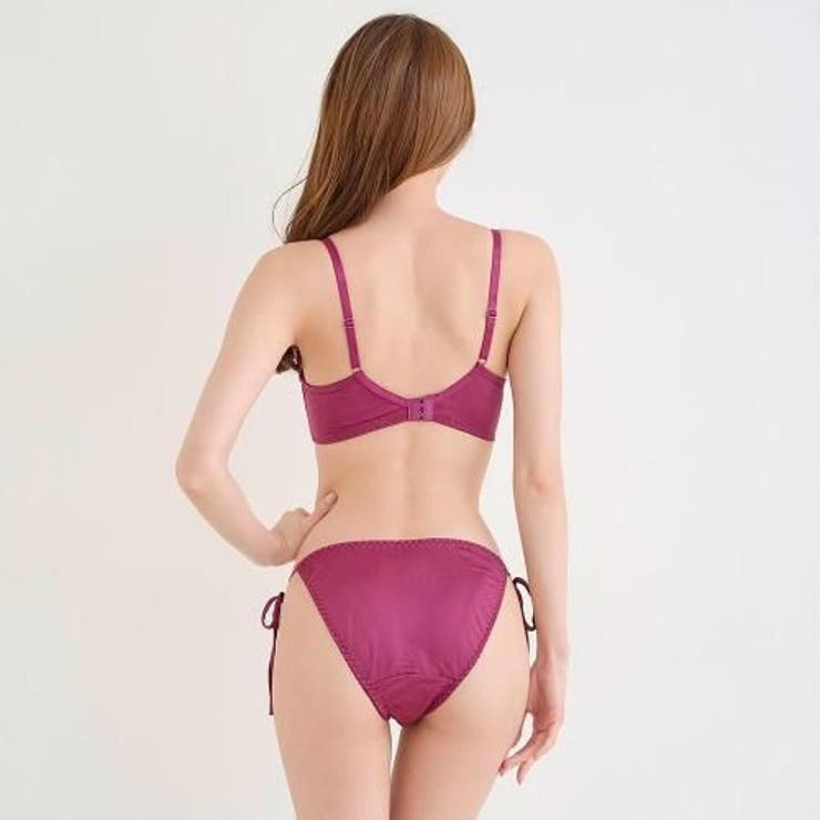 解けるサイドストリングに心ときめくバイカラー×レースが美しく肌を彩るブラ ショー… | GRAXIA | 詳細画像9 