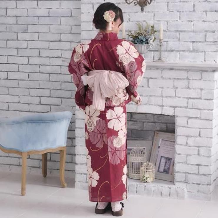 優美な臙脂地に溶け込む白の桜模様とちりめん手毬が美しいレトロモダン