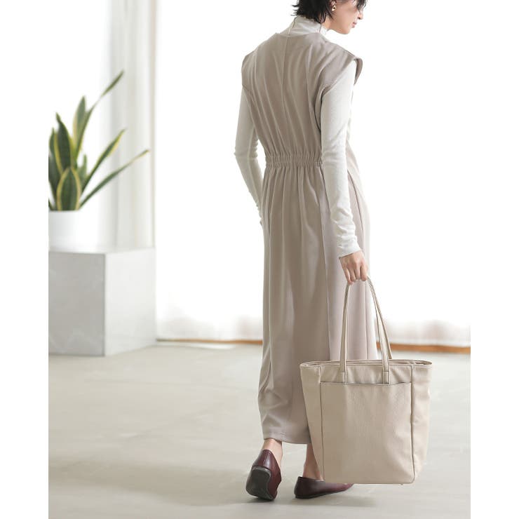 驚くほど軽く、おでかけが楽しくなる。軽量フェイクレザー多収納縦型  