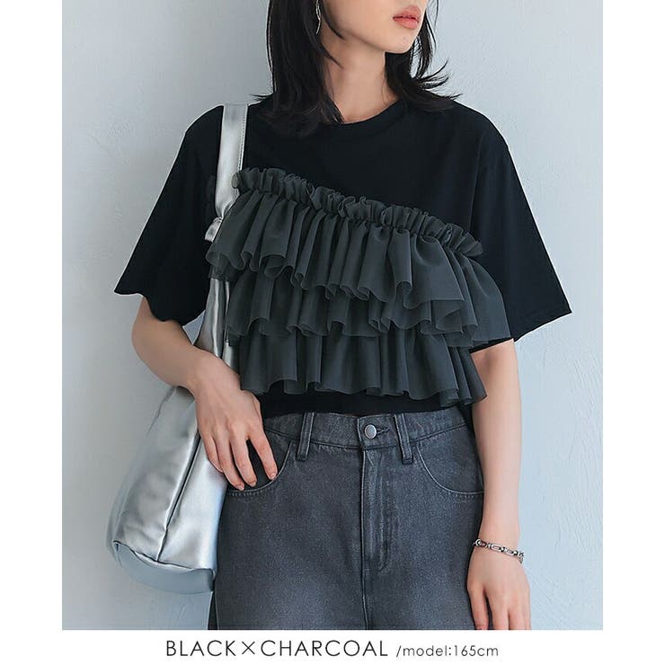 軽やかな胸元のチュール。チュールドッキングクロップドTシャツ