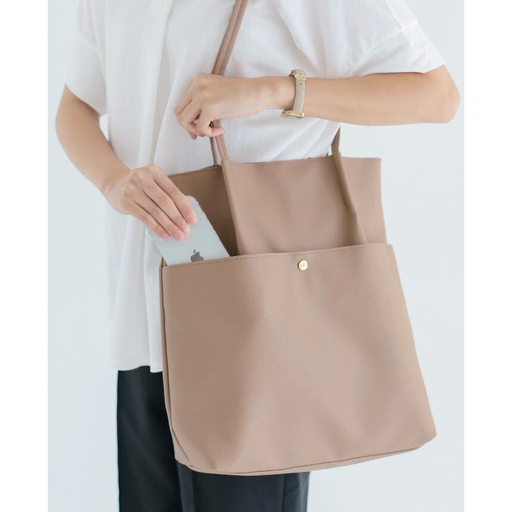 コーデやシーンを選ばないシンプルデザイン。フェイクレザータック