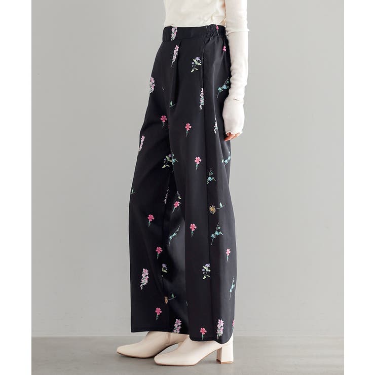 色とりどりの花を咲かせました。フラワープリントパンツ パンツ