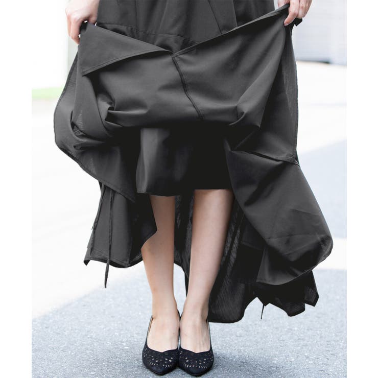 独特な雰囲気に魅せられる。アシンメトリー変形スカート