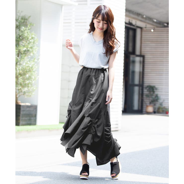 独特な雰囲気に魅せられる。アシンメトリー変形スカート