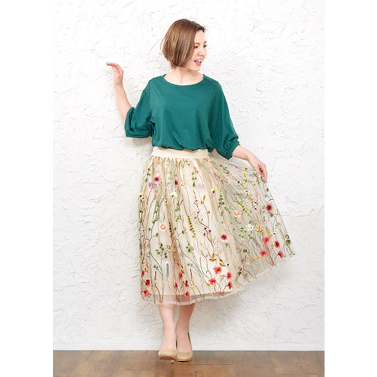 色とりどりの花が咲く、軽やかスカート。チュール花刺繍スカート