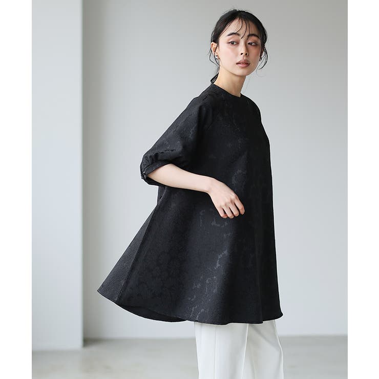 軽やかに咲く花に包まれて。フレアシルエットチュニック