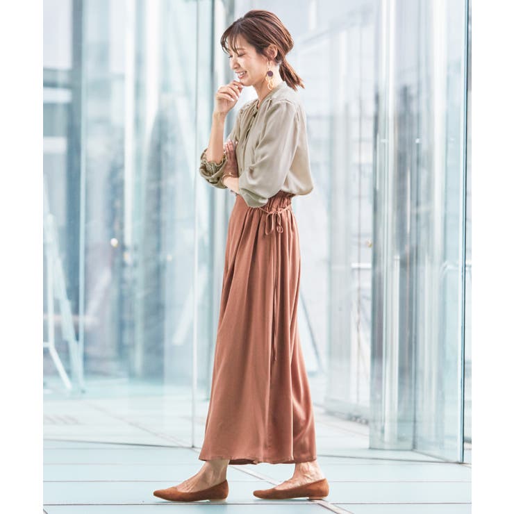 ☆新品未使用☆ HELROUS  キャメルサテンブラウス　M シンプルだから使いやすい。肩ギャザー サテンブラウス ブラウス[品番