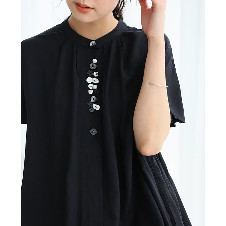 胸元が華やぐ。いろんなボタンいっぱいブラウス ブラウス シャツ[品番