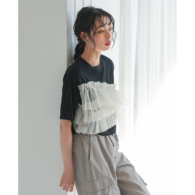 人気スポー新作 軽やかな胸元のチュール。チュールドッキングクロップドTシャツ トップス
