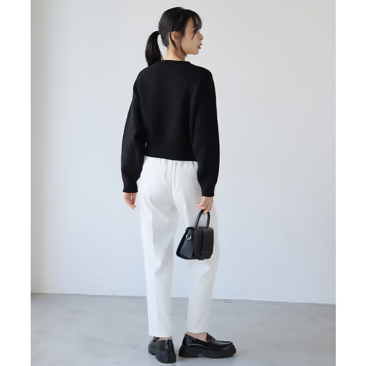 ふわふわとしたファーを飾り付け。ファーポンポン付きニット ふわふわとしたファーを飾り付け。ファーポンポン付きニット