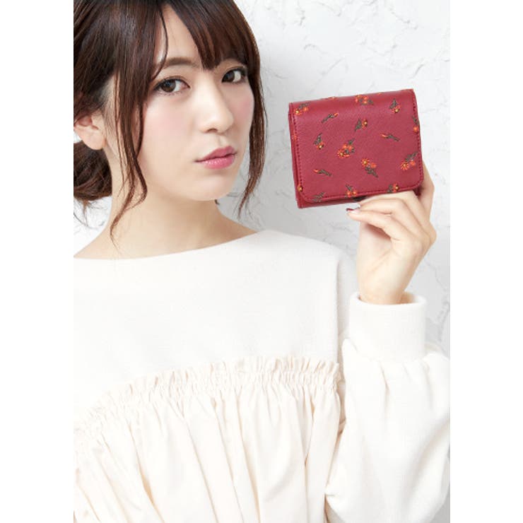 上品に咲く、大人可愛いデザイン。小花刺繍二つ折り財布ブーケ