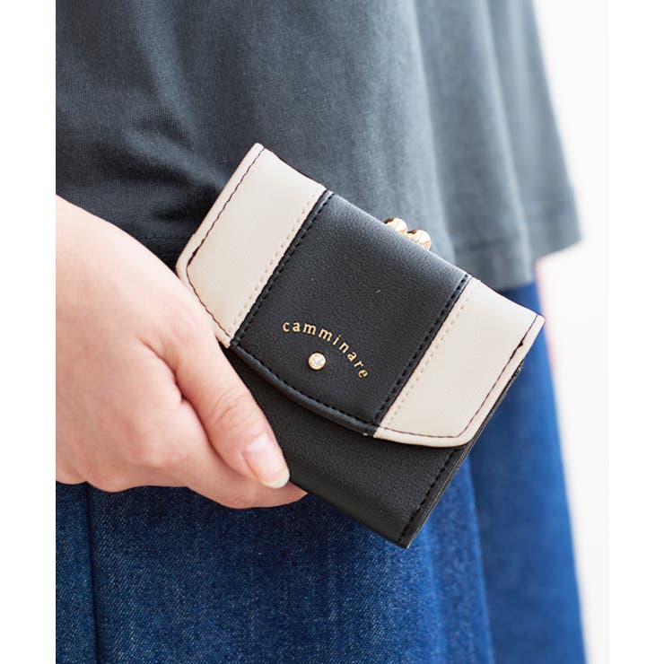 小さなバッグに収まるイマドキ財布。切替がま口三つ折り財布