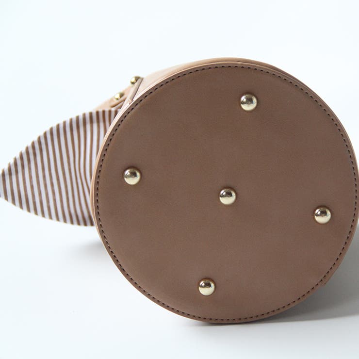 hanana様 新着】ロロ・ピアーナから細長いシルエットの新作バッグがお目見え