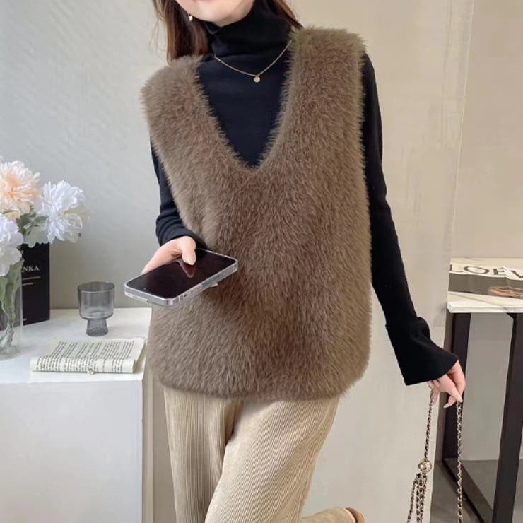 Vネックフェザーシャギーニットベスト [品番：HERW0005586]｜WITCH（ウィッチ）のレディースファッション通販｜SHOPLIST（ショップリスト）