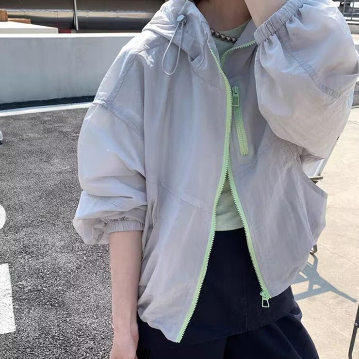グレー