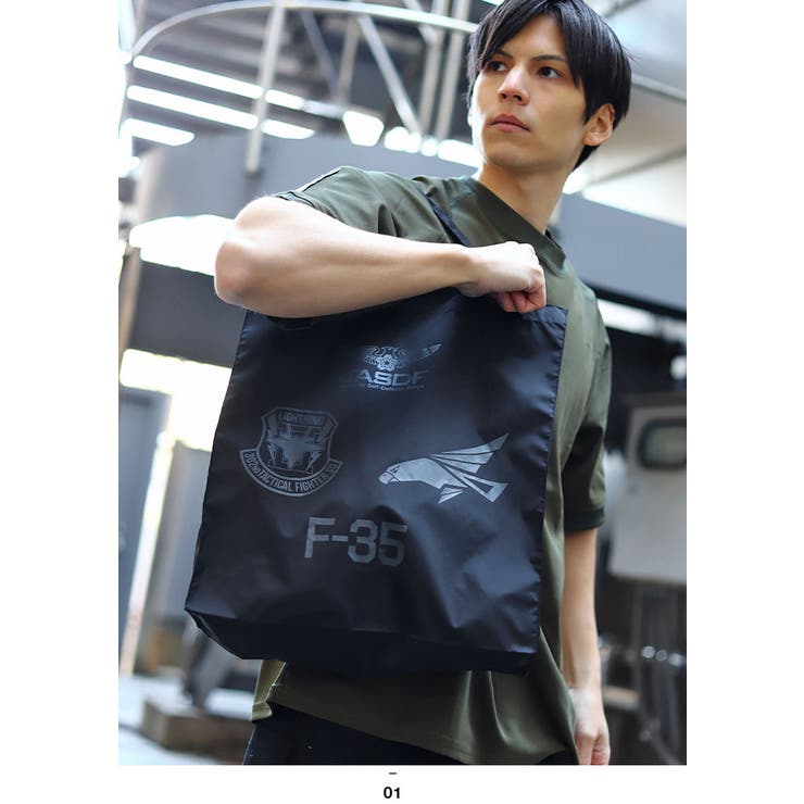 第302飛行隊(防衛省航空自衛隊グッズ)のトートバッグ(バッグ/PX品)モデル着用画像