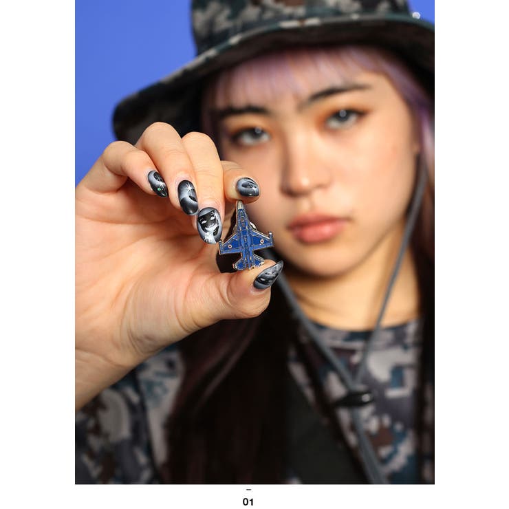 F2戦闘機(防衛省航空自衛隊グッズ)のピンバッチ(ピンバッジ/PX品）モデル着用画像