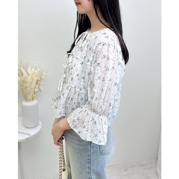 きめちゃん　45rpm 　グレー地の花柄のブラウス DLARGE.JPG