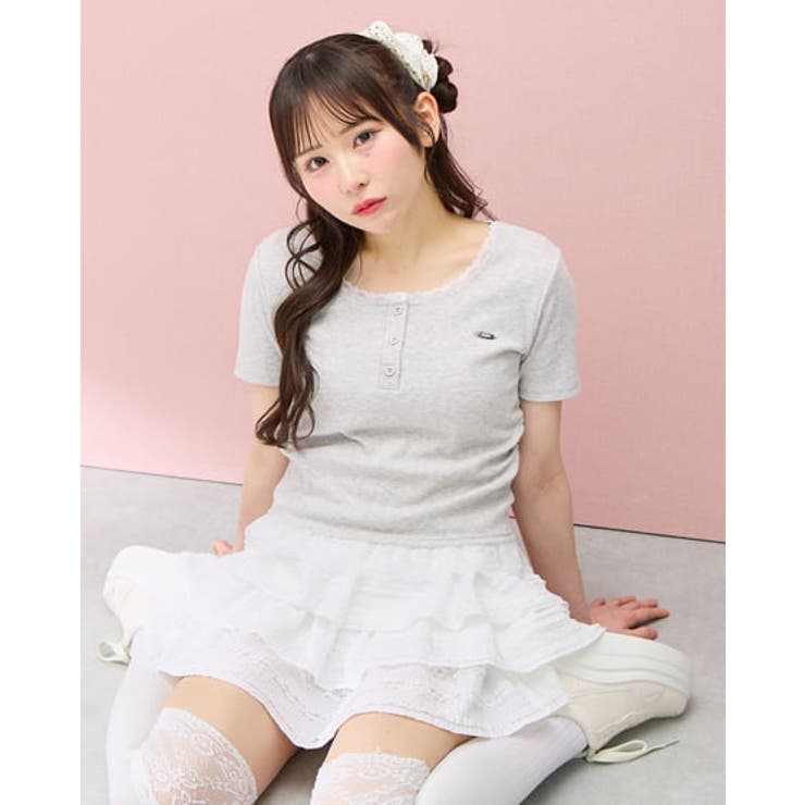 グレー | ヘンリーネックレース付プレートロゴ半袖リブTOPs | INGNI 