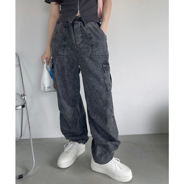 グレー
