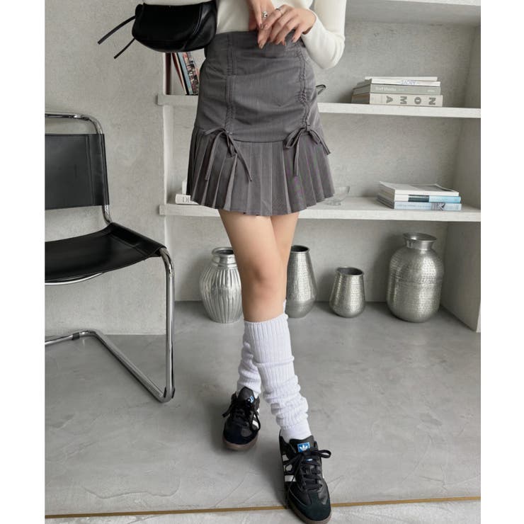 グレー