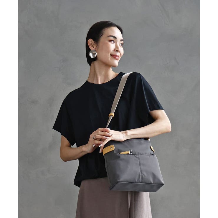 グレージュ×イエロー | [撥水/500g以下の軽量]アクセントレザースクエアショルダーバッグ | MK MICHEL KLEIN BAG