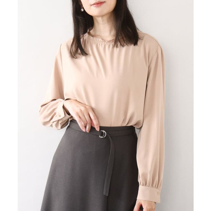 ベージュ | シャーリングネックデザインブラウス/洗える/WEB限定サイズあり | OFUON