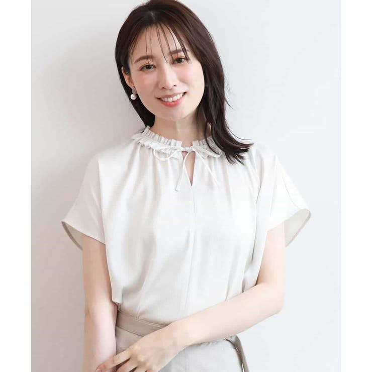 ベージュ | ギャザーフリルネックサテンブラウス/洗濯機で洗える/WEB限定サイズあり | OFUON