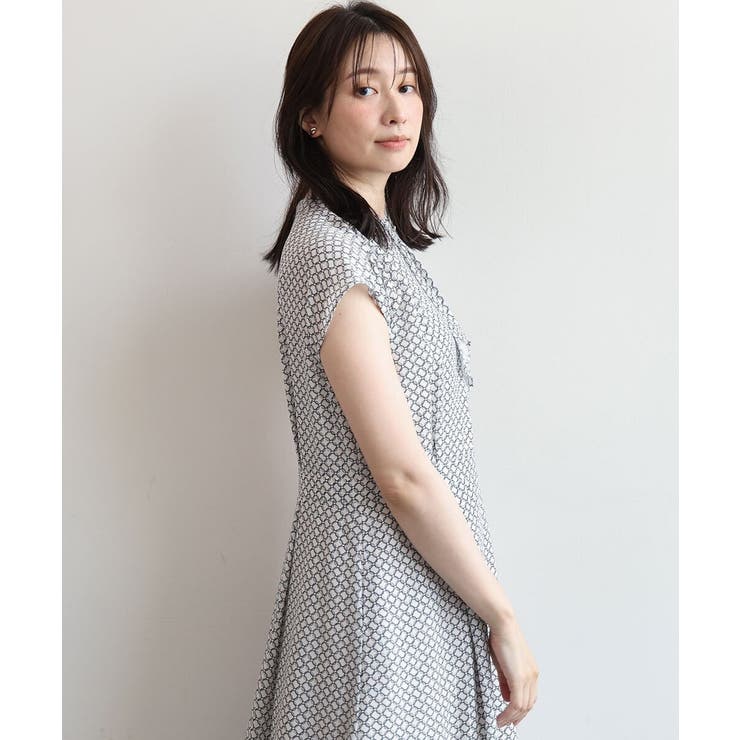 ホワイト | 幾何柄ボウタイ風フレアワンピース UVカット 洗濯機で洗える | OFUON