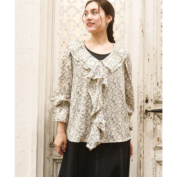 ベージュ(82) | 【大きいサイズ】ラッフルネック小花プリントブラウス | eur3
