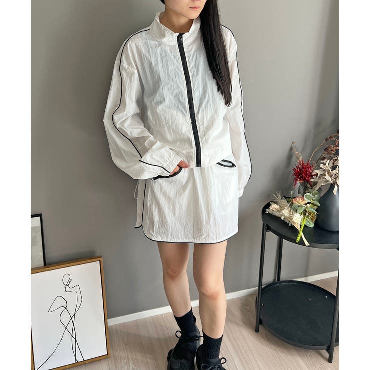 ホワイト | バイカラーパイピングナイロンタッチブルゾン＆ミニスカパンセットアップ | Jewelobe