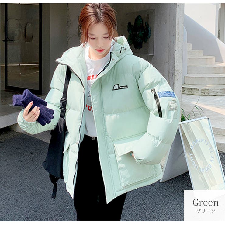 光沢のあるグリーン系のジャケットですシルエットが美しい