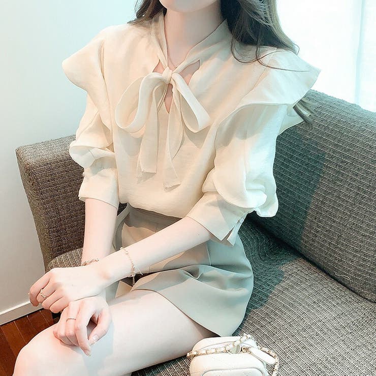 定価5.4万円✨ロエフ　デシンボウタイブラウス　シルク100％　リボン　ベージュ 定価5.4✨ロエフ デシンボウタイブラウス シルク100％ リボン