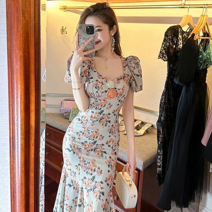 サワアラモード Sawa a la mode 異国風のレトロな花が舞う花柄