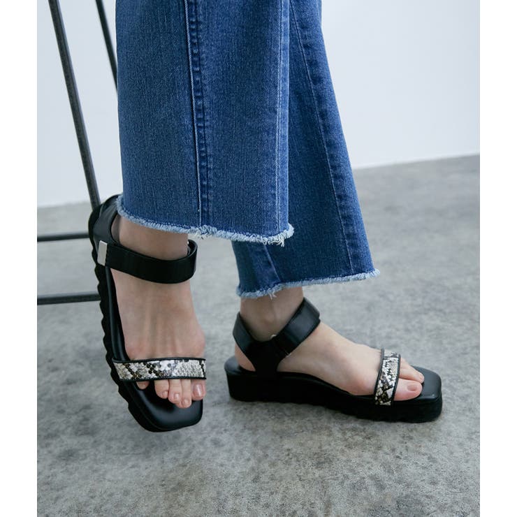 PRADA スクエアトゥ ブラックウェッジヒール 厚底 ミュール サンダル PRADA スクエアトゥ ブラックウェッジヒール 厚底 ミュール サンダル