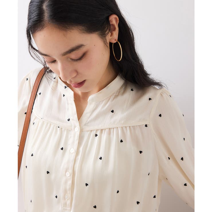 オフホワイト(15) | ハートモチーフ刺繍ブラウス/イージーケア | VIS 