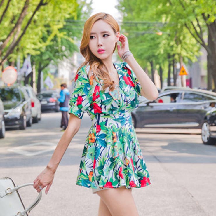 花柄×リーフ柄の華やかなデザインでシーズンムード漂うリゾート柄フレアワンピース | KawaiCat | 詳細画像5