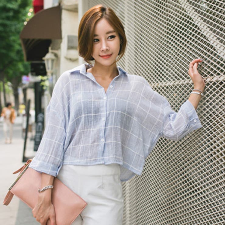 透け感のある生地と前のショート丈デザインでカジュアルセクシー