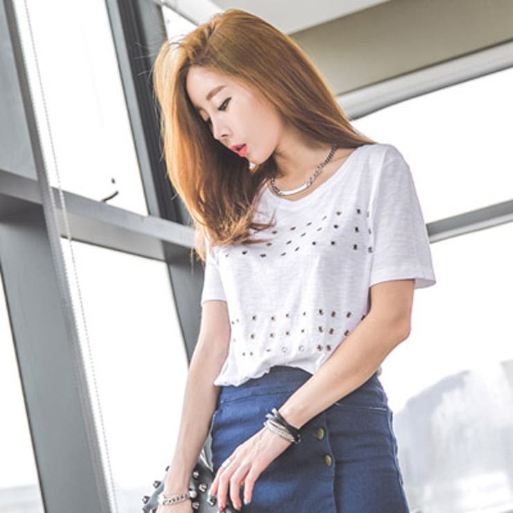 フロントスタッズ付きでユニーク＆スタイリッシュ♪サークルスタッズカジュアル半袖Ｔシャツ