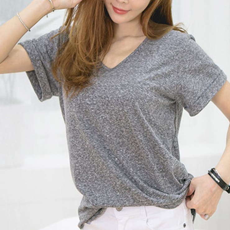 ゆったりしたシルエットでルーズにかっこよく着こなせる♪袖ロールアップVネック半袖Tシャツ