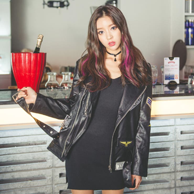 派手なパッチがたくさんついたユニークデザイン♪フェイクレザー