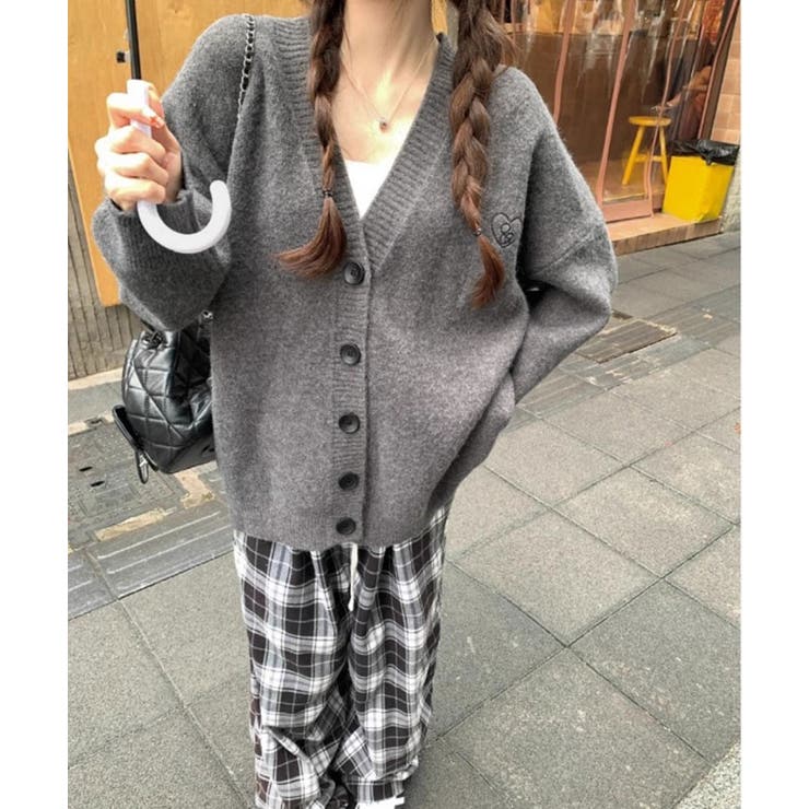 グレー