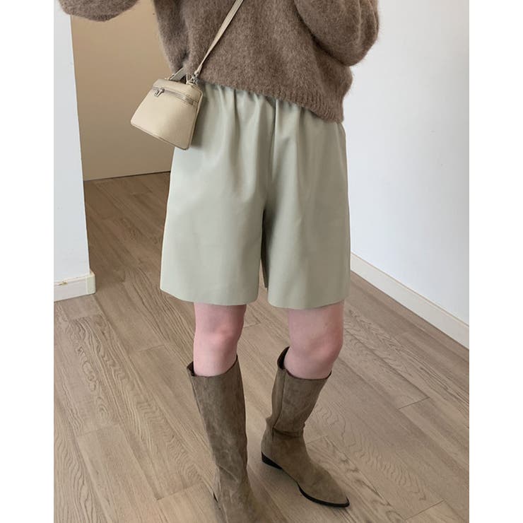 フェイクレザー切りっぱなしショートパンツ 2サイズ ボトムス フェイクレザー切りっぱなしショートパンツ 2サイズ ボトムス