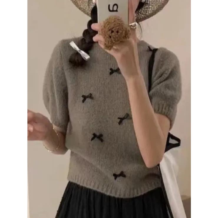 グレー