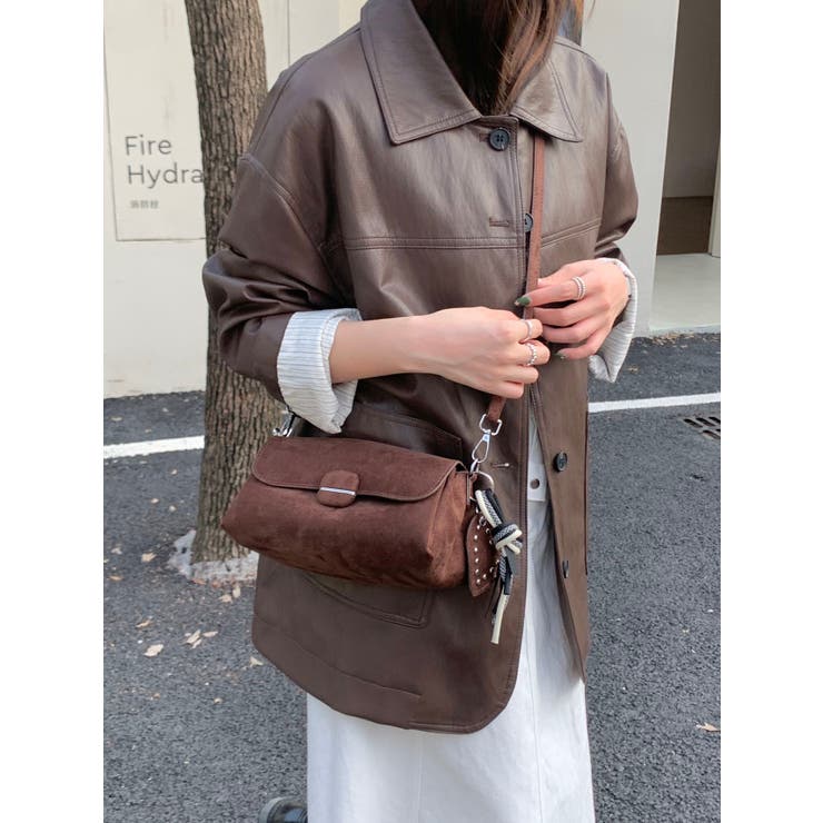 BROWN | ハートチャーム付きスウェードハンドバック | LETee