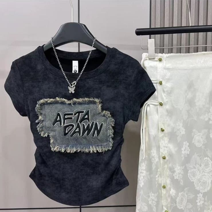 BLACK | デニムワッペン サイドシャーリングトップス/刺繍ロゴ/ショート丈 | LETee