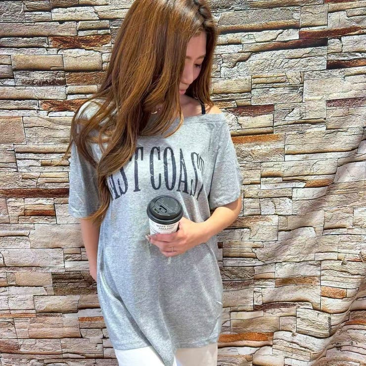 GREY | ロゴプリントワンショルダー風カットソートップス/肩ひも付き | LETee