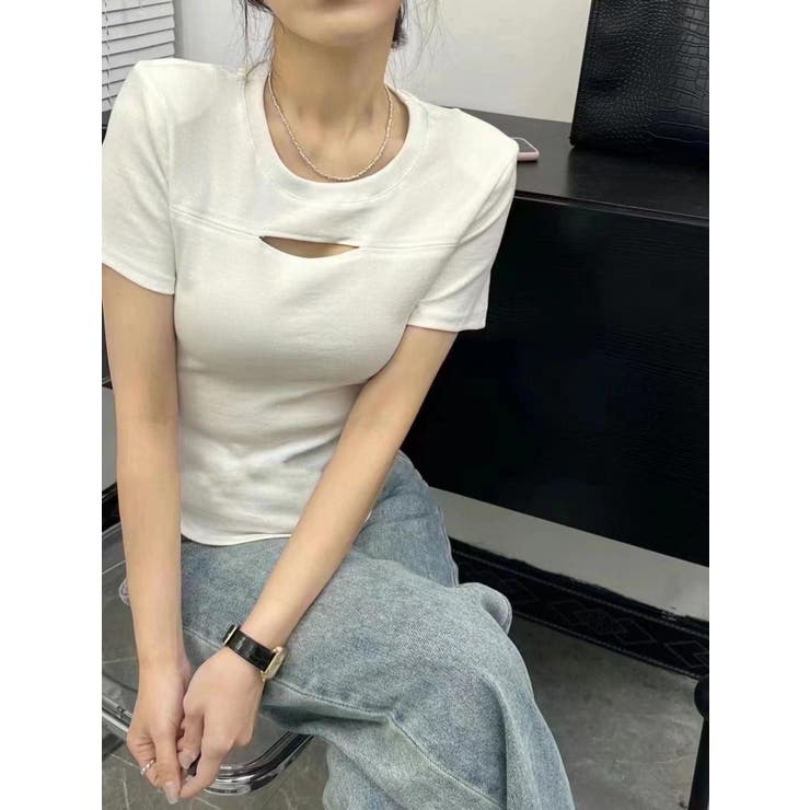 WHITE | スリット風ムネアキティーシャツ | LETee